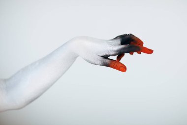 Korkunç Halloween canavar el ile beyaz, kırmızı ve siyah yapmak kadar beyaz arka plan önünde