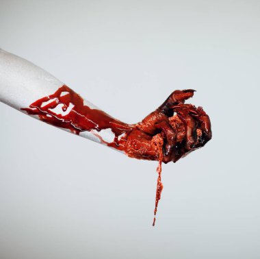 Ürpertici kanlı korku Halloween canavar cadı el Beyaz, kırmızı ve siyah makyaj ve beyaz arka plan önünde uzun tüyler ürpertici tırnakları