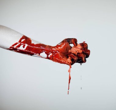 Ürpertici kanlı korku Halloween canavar cadı el Beyaz, kırmızı ve siyah makyaj ve beyaz arka plan önünde uzun tüyler ürpertici tırnakları