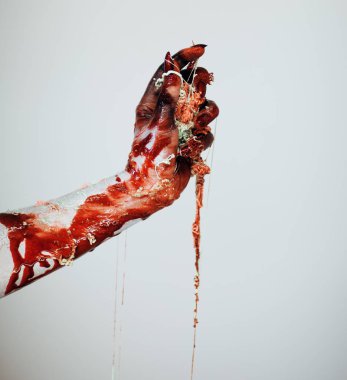 Ürpertici kanlı korku Halloween canavar cadı el Beyaz, kırmızı ve siyah makyaj ve beyaz arka plan önünde uzun tüyler ürpertici tırnakları