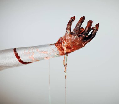 Ürpertici kanlı korku Halloween canavar cadı el Beyaz, kırmızı ve siyah makyaj ve beyaz arka plan önünde uzun tüyler ürpertici tırnakları