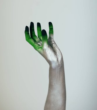 Korkunç Halloween canavar cadı el Beyaz, yeşil ve siyah beyaz arka plan önünde