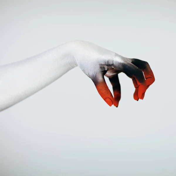 Gruselige Halloween Monster Hand Mit Weißer Roter Und Schwarzer Schminke — Stockfoto