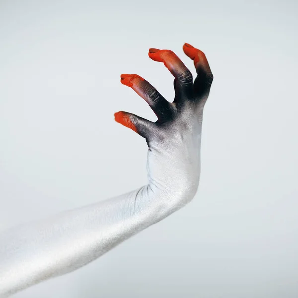 Espeluznante Mano Monstruo Halloween Con Blanco Rojo Negro Maquillaje Delante —  Fotos de Stock