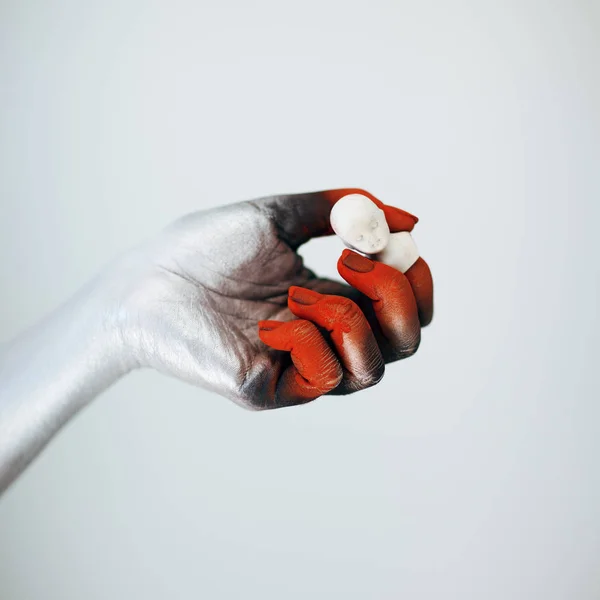 Ανατριχιαστικός Απόκριες Τέρας Χέρι Λευκό Κόκκινο Και Μαύρο Συνθέτουν Κρατώντας — Φωτογραφία Αρχείου