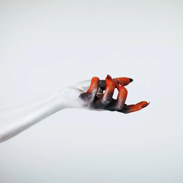 Espeluznante Mano Bruja Monstruo Halloween Con Blanco Rojo Negro Maquillaje — Foto de Stock