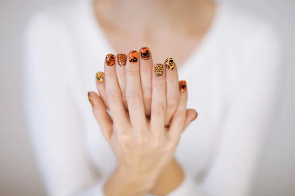 Mãos Mulher Bonita Com Bonito Esmalte Unhas Halloween Pode Ser — Fotografia de Stock