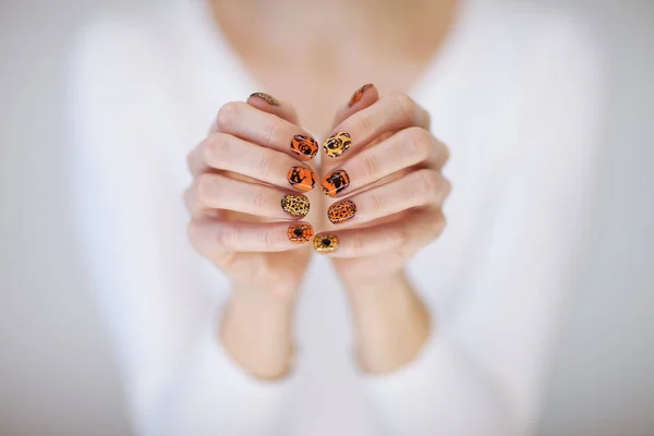 Mãos Mulher Bonita Com Bonito Esmalte Unhas Halloween Pode Ser — Fotografia de Stock