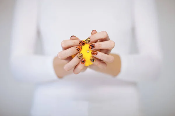 Mãos Mulher Bonita Com Bonito Esmalte Unhas Halloween Segurando Pequena — Fotografia de Stock