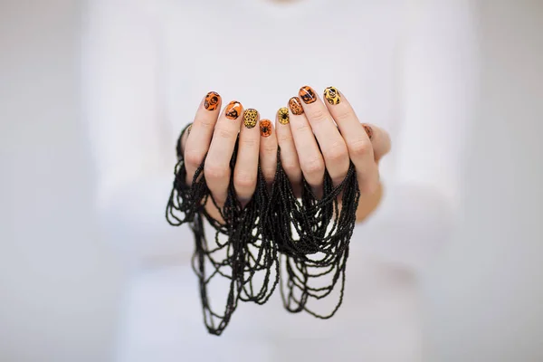 Vacker Kvinna Händer Med Söt Halloween Nagellack Håller Svarta Pärlor — Stockfoto