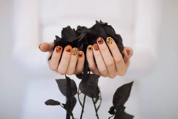 Mãos Mulher Bonita Com Bonito Esmalte Halloween Unhas Segurando Rosas — Fotografia de Stock
