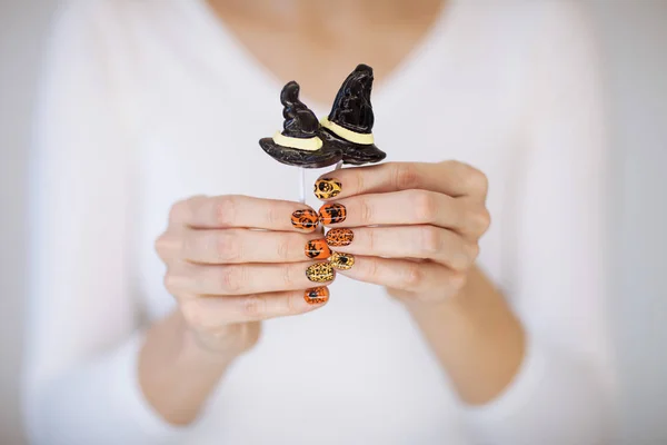 Mãos Mulher Bonita Com Bonito Esmalte Unhas Halloween Segurando Doces — Fotografia de Stock