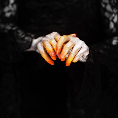 Ürpertici halloween Vampire eller yakın kadar kırmızı turuncu ve siyah, Gümüş arka plan olarak kullanılabilir
