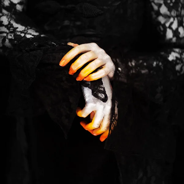 Flippant Halloween Vampire Mains Fermer Rouge Orange Argent Sur Noir — Photo