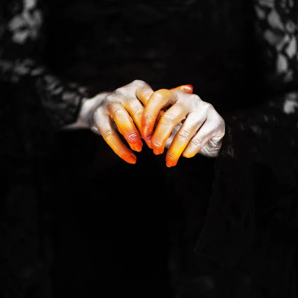 Ανατριχιαστικός Απόκριες Βαμπίρ Χέρια Κοντά Επάνω Κόκκινο Πορτοκαλί Και Ασημί — Φωτογραφία Αρχείου
