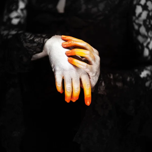 Flippant Halloween Vampire Mains Fermer Rouge Orange Argent Sur Noir — Photo