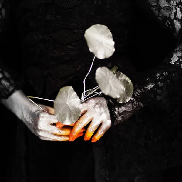 Läskigt Halloween Hand Orange Och Silver Zombie Hand Svart Bakgrund — Stockfoto