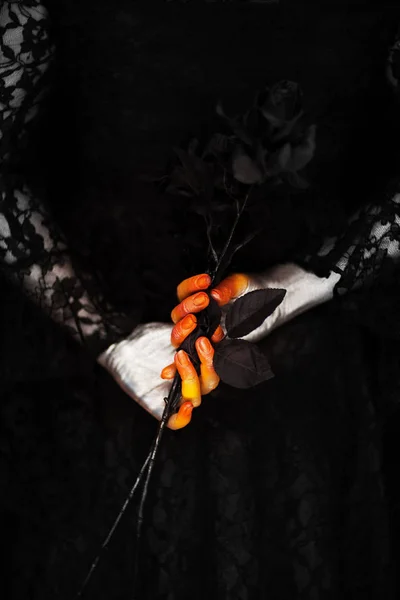 Gruselige Halloween Vampirhände Rot Orange Und Silber Mit Schwarzer Rose — Stockfoto