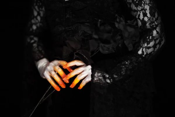 Läskiga Halloween Vampyr Händerna Nära Upp Röd Orange Och Silver — Stockfoto