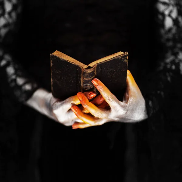 Assustador Halloween Vampiro Mãos Close Vermelho Laranja Prata Segurando Livro — Fotografia de Stock