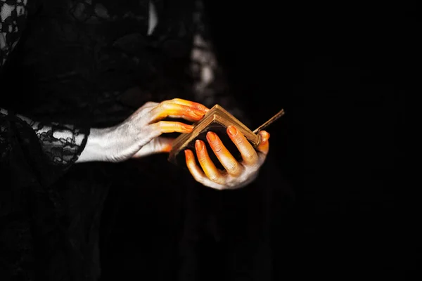 Моторошні Хеллоуїн Вампірські Руки Крупним Планом Червоному Апельсині Срібло Тримає — стокове фото