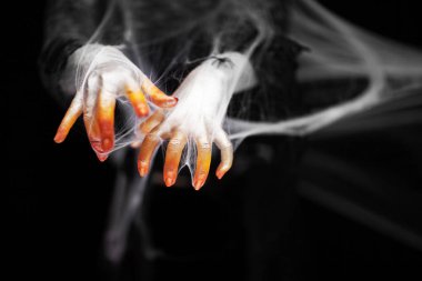 Örümcek ağı ile yeşil ve beyaz ürpertici Halloween el, siyah arka planda zombi el