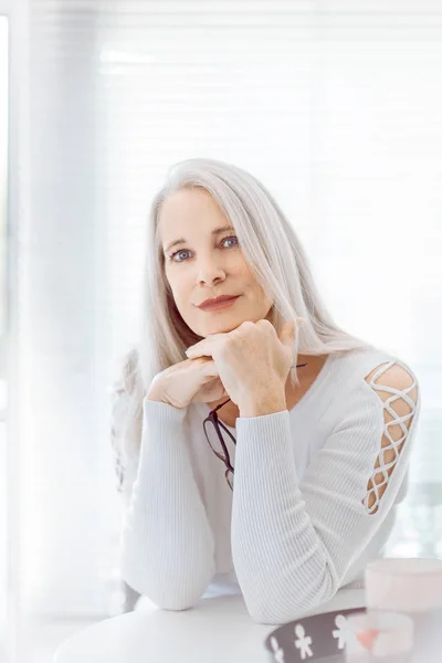 Impresionante Hermosa Segura Misma Mejor Anciana Mujer Con Pelo Gris — Foto de Stock