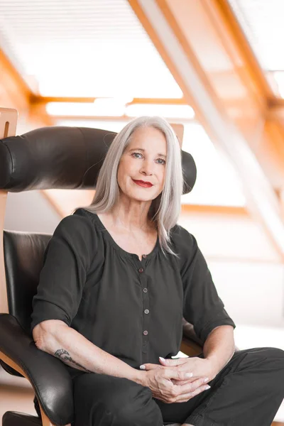 Stunning Beautiful Self Confident Best Aged Woman Grey Hair Smiling — Stock Photo, Image