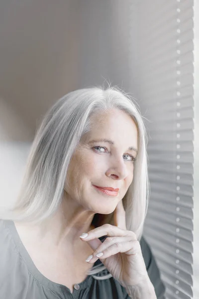 カメラ 肖像画に微笑む灰色の髪を持つ見事な美しいと自信を持って最高の高齢の女性 — ストック写真