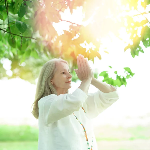 Hermosa Mejor Edad Senior Mujer Con Largo Pelo Gris Haciendo — Foto de Stock