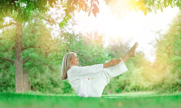 Hermosa Mejor Edad Senior Mujer Con Largo Pelo Gris Haciendo —  Fotos de Stock