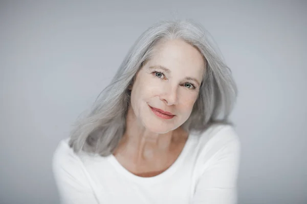 Impresionante Hermosa Segura Misma Mejor Anciana Mujer Con Pelo Gris — Foto de Stock