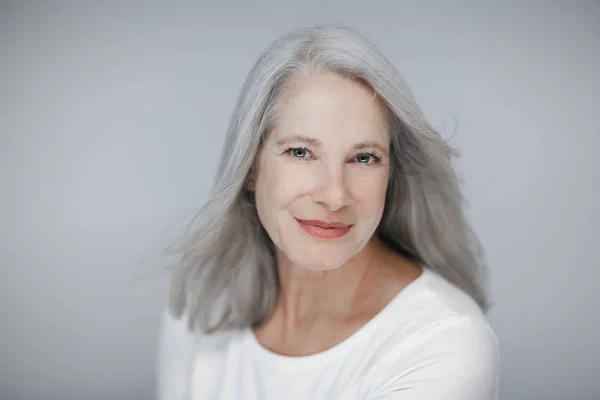 Impresionante Hermosa Segura Misma Mejor Anciana Mujer Con Pelo Gris —  Fotos de Stock