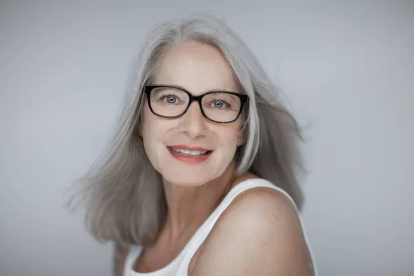 Impresionante Hermosa Segura Misma Mejor Anciana Mujer Con Pelo Gris — Foto de Stock