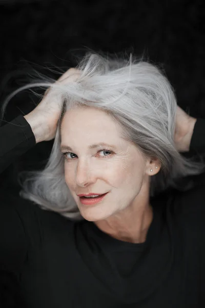 カメラに微笑む灰色の髪を持つ見事な美しいと自信を持って最高の高齢の女性 — ストック写真