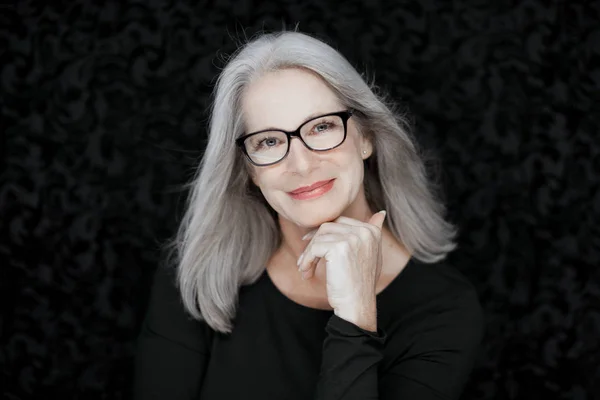 カメラに微笑む灰色の髪を持つ見事な美しいと自信を持って最高の高齢の女性 — ストック写真