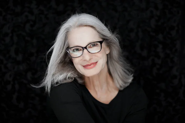 Impresionante Hermosa Segura Misma Mejor Anciana Mujer Con Pelo Gris —  Fotos de Stock