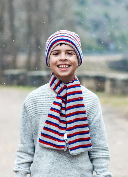 Glimlachend Kind Met Gekleurde Winter Hoed Besneeuwde Dag — Stockfoto