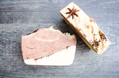 Ev yapımı sabun, sebze yağından yapılmış, yıldız anasonuyla süslenmiş.