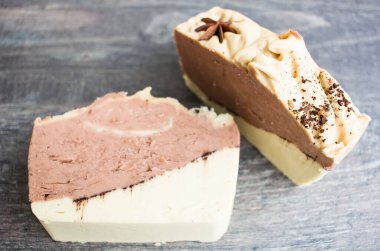 Ev yapımı sabun, sebze yağından yapılmış, yıldız anasonuyla süslenmiş.