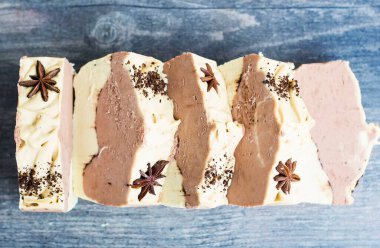 Ev yapımı sabun, sebze yağından yapılmış, yıldız anasonuyla süslenmiş.