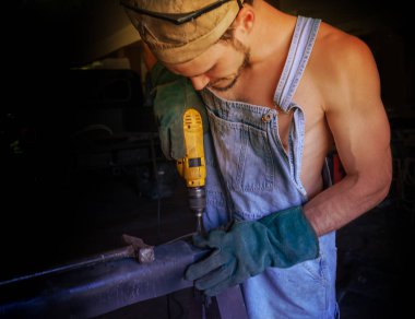 Mekanik parçalar için makineyi hazırlamak için çalışır