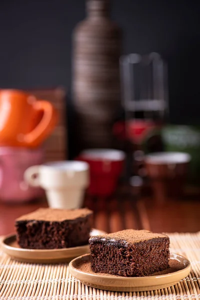 Τούρτα Σοκολάτας Κομμάτια Ένα Τραπέζι Σπιτικό Κέικ — Φωτογραφία Αρχείου