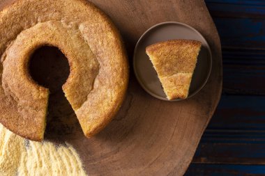 Mısır unundan (Fuba) yapılmış Brezilya usulü mısır keki. Üst Manzara. Ev yapımı kek.