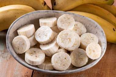 Kasede dilimlenmiş muz.