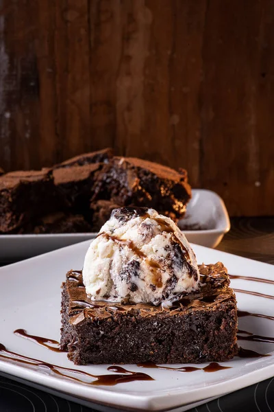 Brownie Cioccolato Con Vaniglia Gelato Cioccolato Immagine Stock