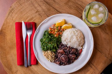 Tipik Brezilya yemeği Feijoada. Fasulye, domuz eti ve sosisten yapılmış. Görmek için.