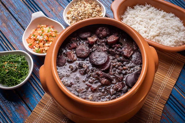 Tipik Brezilya yemeği Feijoada. Fasulye, domuz eti ve sosisten yapılmış. Görmek için.