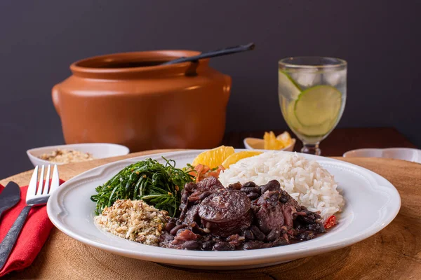 Prato Típico Brasileiro Chamado Feijoada Feito Com Feijão Preto Carne — Fotografia de Stock