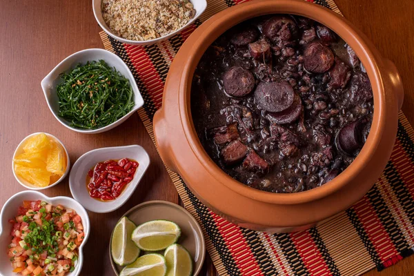 Prato Típico Brasileiro Chamado Feijoada Feito Com Feijão Preto Carne — Fotografia de Stock